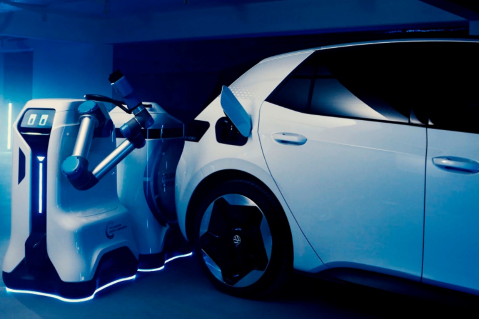 Volkswagen apresenta robô de carregamento para carros elétricos