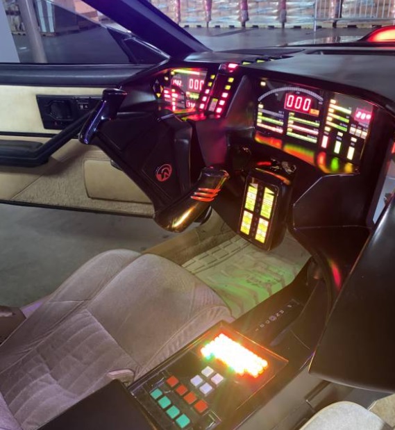 Detalhes internos do Pontiac vendido por Hasselhoff. O carro não fala, mas tem displays coloridos e gráficos iguais aos da série.