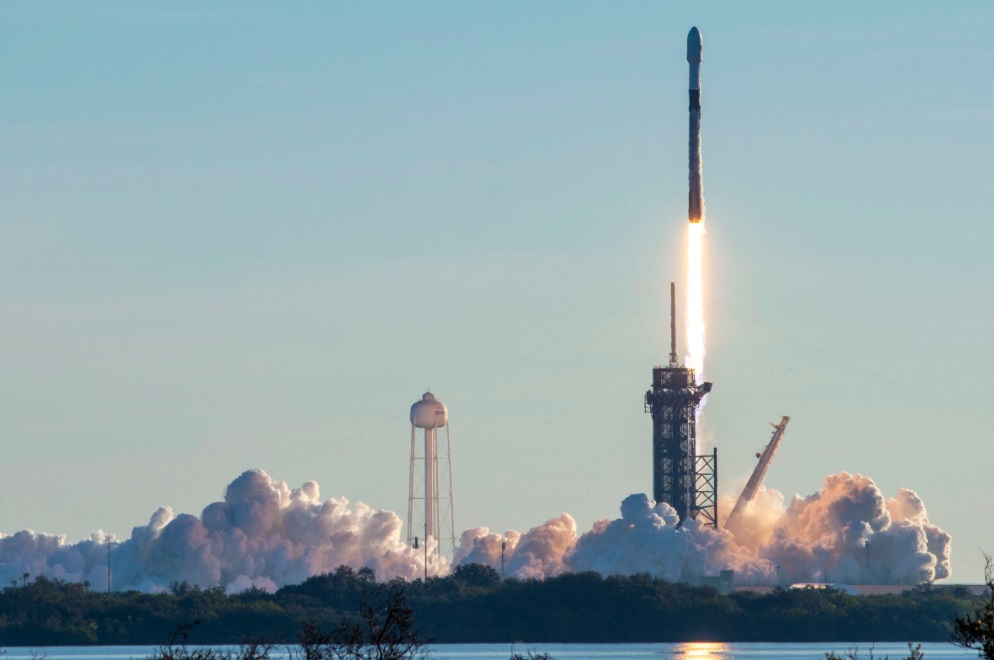 SpaceX lança 'pacotão' de satélites e cargas hoje (22); assista!