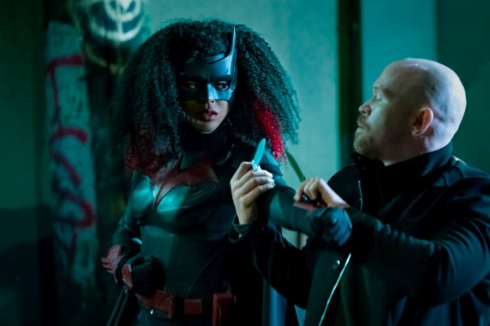 Batwoman 2x3: Ryan customiza seu traje de heroína (Recap)