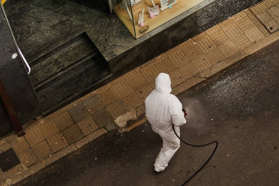Covid-19: higienização profunda de superfícies é realmente necessária?