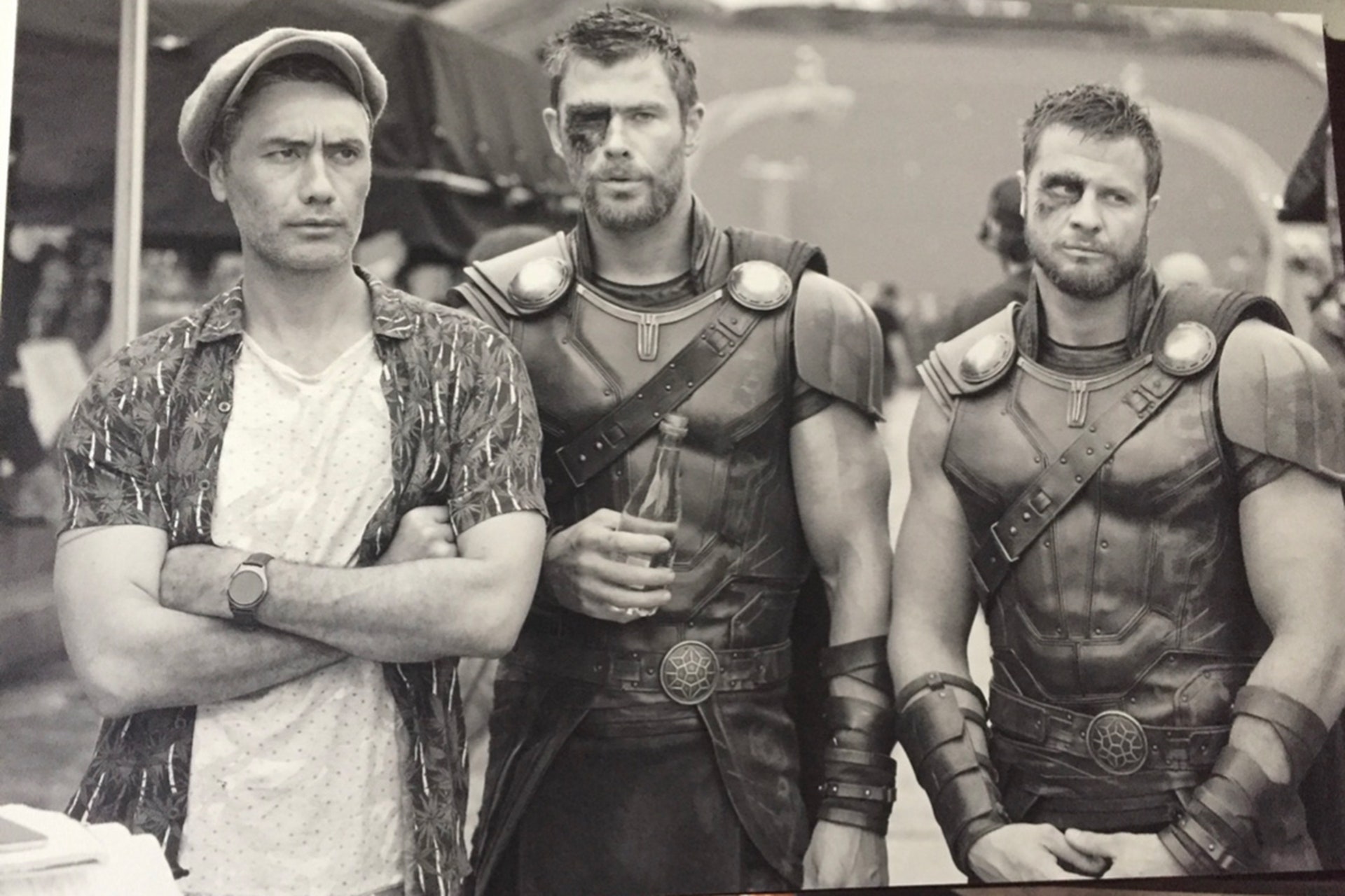 Diretor Taika Waititi, Chris Hemsworth e Bobby Holland Hanton no set de Thor: Ragnarok (2017).