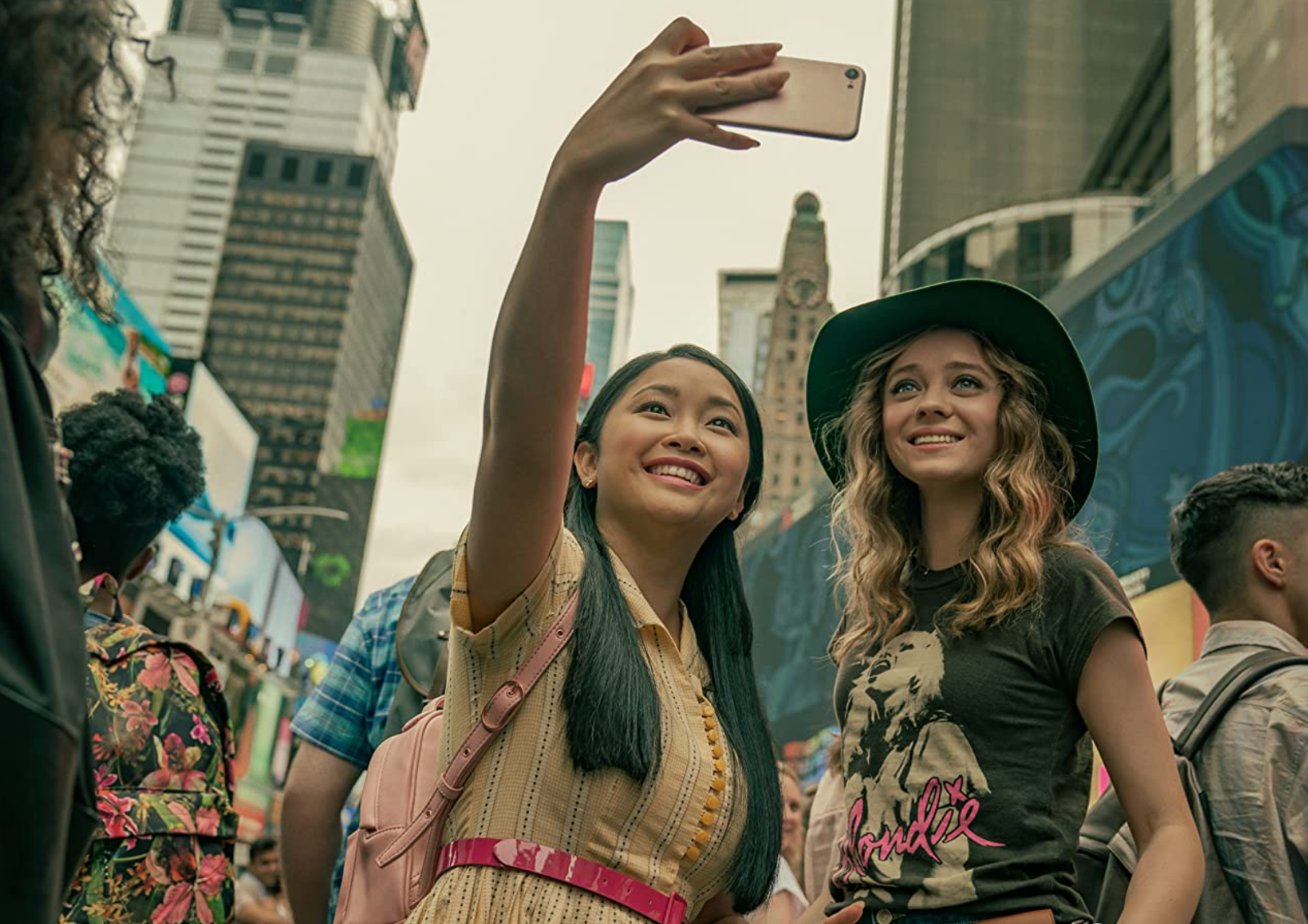 Madeleine Arthur e Lana Condor em 'Para Todos os Garotos: Agora e Para Sempre'.