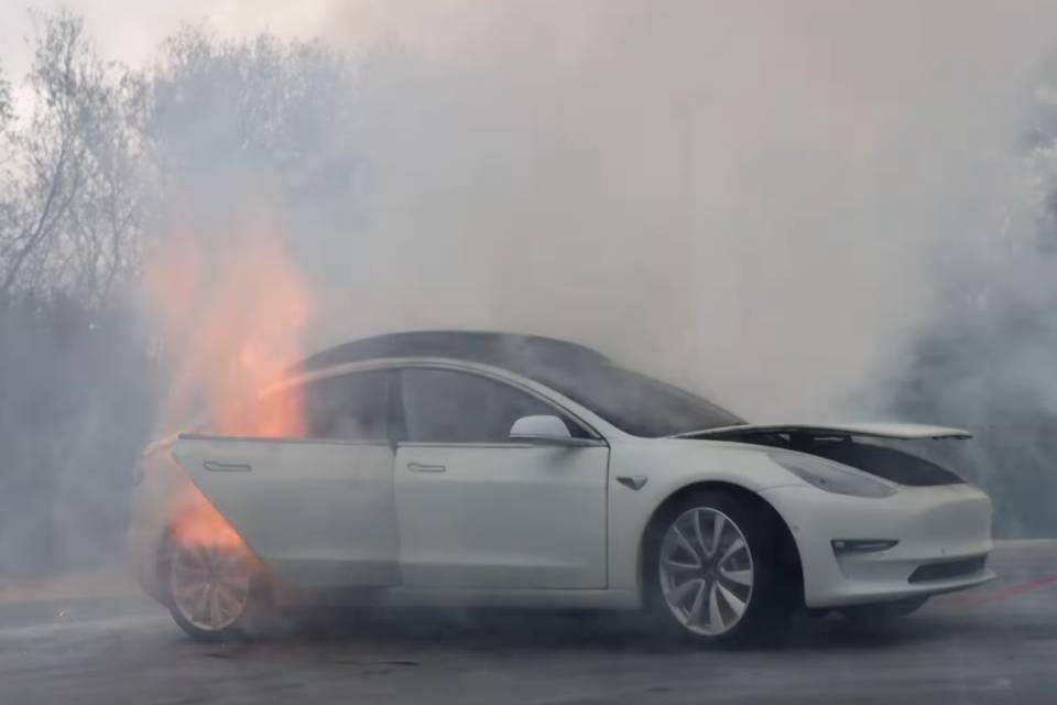 Como explodir um Tesla 3? Youtuber revela passo a passo de pegadinha