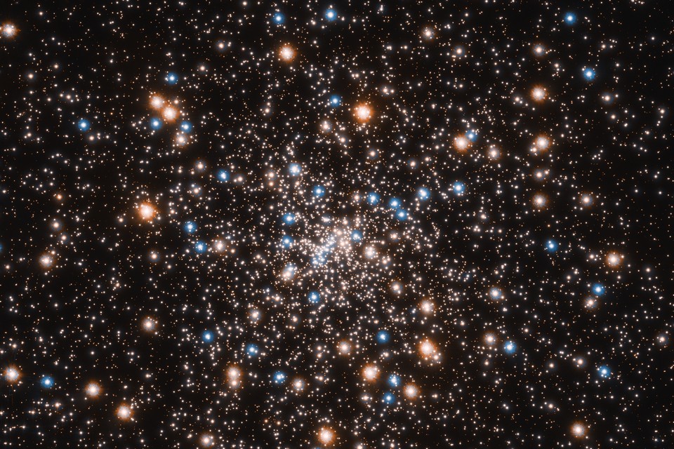 Hubble detecta grupo de buracos negros no centro de uma galáxia