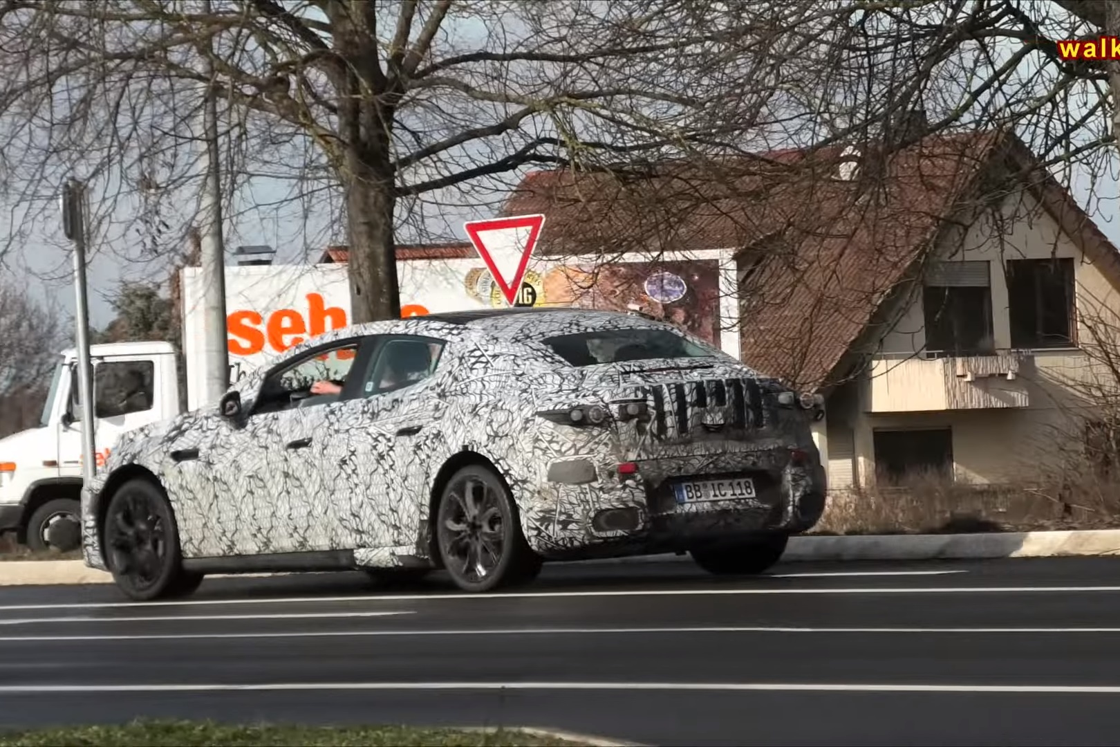 Rival do Tesla Model S, Mercedes EQE aparece camuflado nas ruas