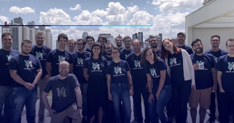 Além de oferecer um método inovador de pagamento, a Kenzie foca no desenvolvimento de soft skills, aulas 100% online, ao vivo e suporte em tempo real.