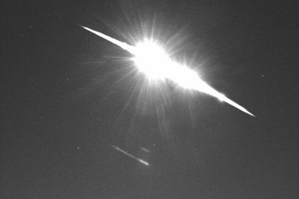 Meteoro 'bola de fogo' ilumina o céu do Reino Unido; veja