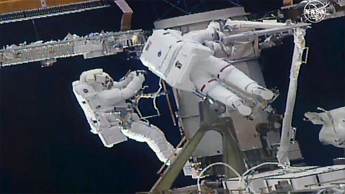Astronautas fazem caminhada espacial para mexer em painéis solares