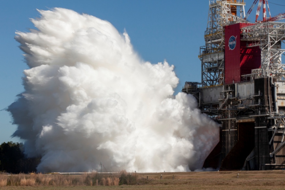 NASA confirma teste bem-sucedido do megafoguete SLS