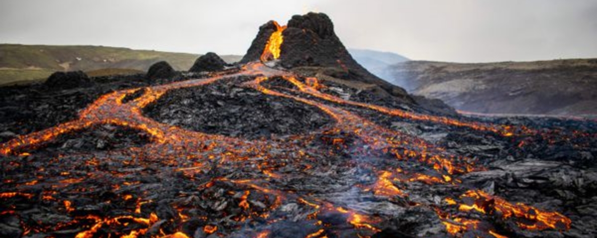 Imagem de: Drone registra imagens incríveis de erupção vulcânica na Islândia
