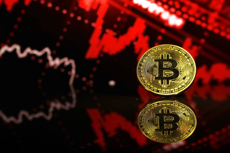 Bitcoin desvaloriza quase 11% em 24 horas; analistas indicam reajuste