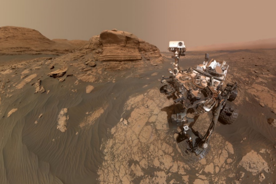 Rover Curiosity tira selfie ao lado do 'Mont Mercou' em Marte