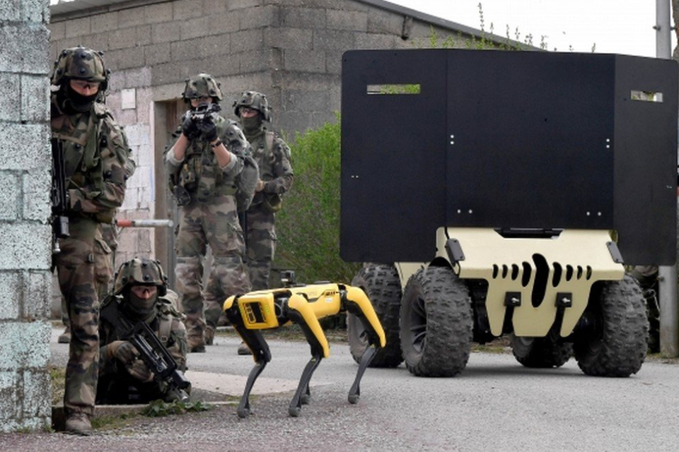 Cão-robô da Boston Dynamics faz teste de combate com exército francês