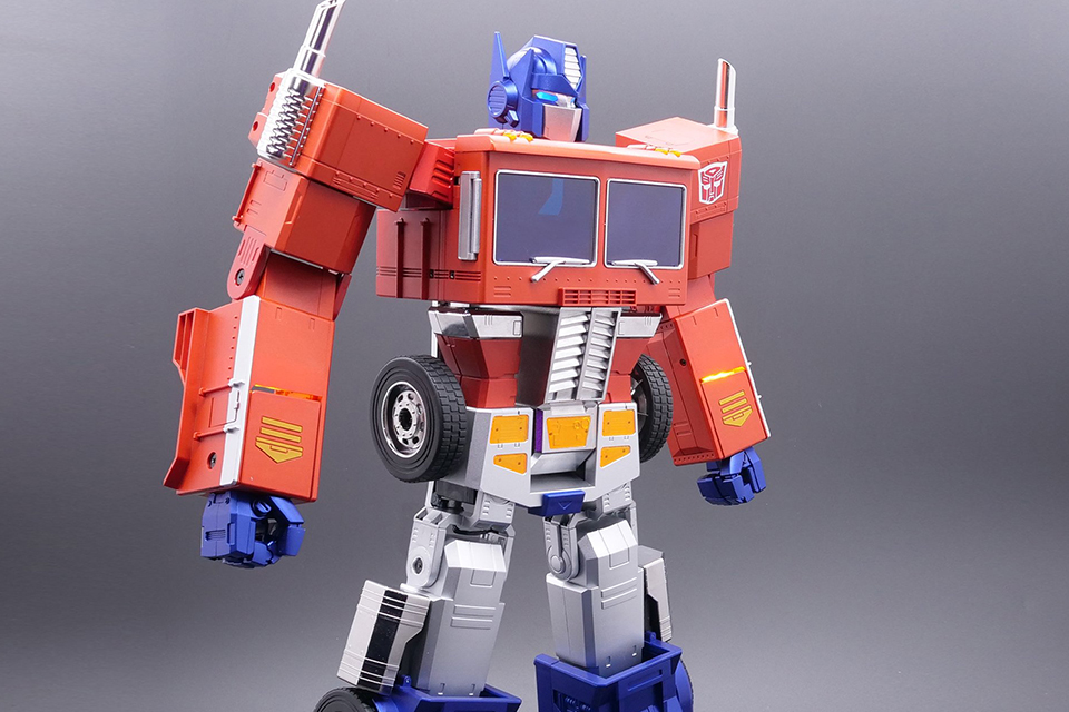 Transformers: colecionável de Optimus Prime se transforma sozinho