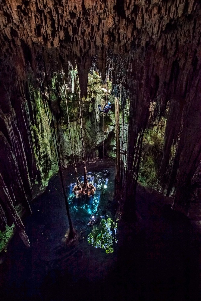 A entrada do cenote seria guardada por um demônio, que afastaria intrusos.