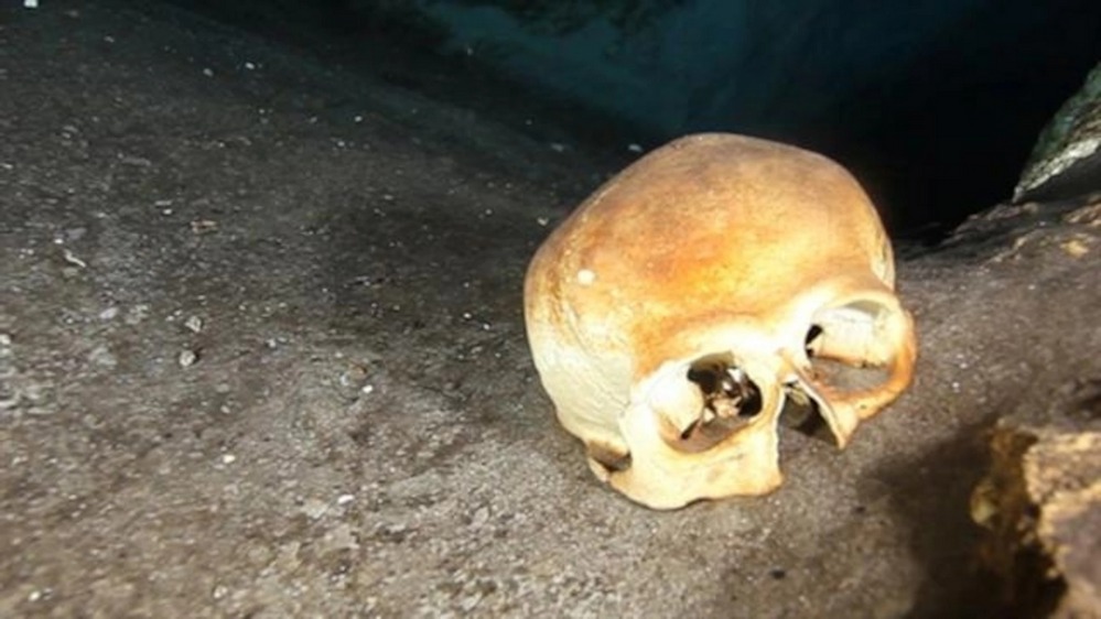 Nenhum dos ossos têm marcas que indiquem a causa da morte; por isso, os arqueólogos não acreditam em sacrifício humano.