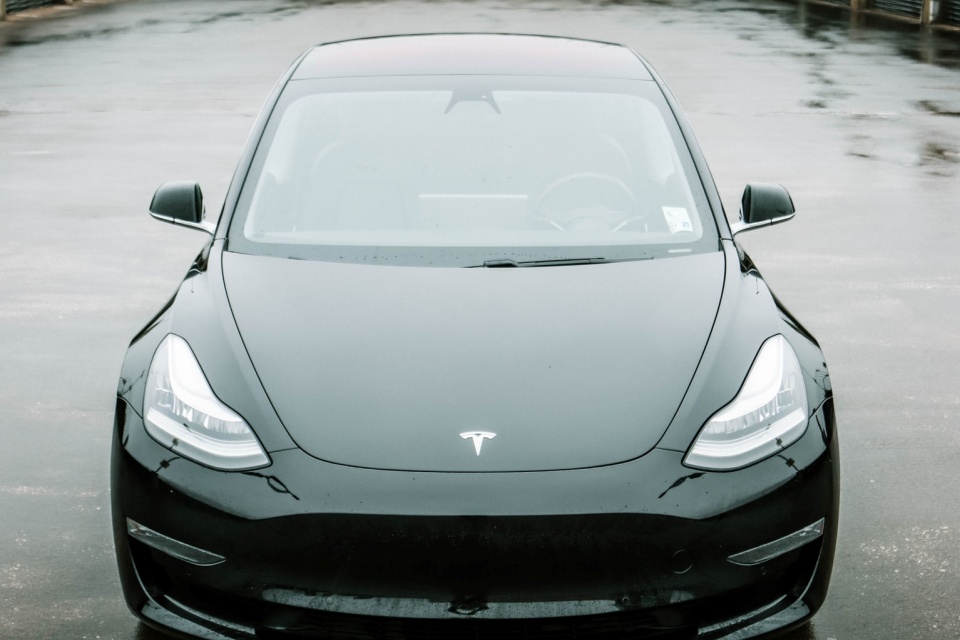 Autopilot da Tesla pode ser enganado para funcionar sem motorista