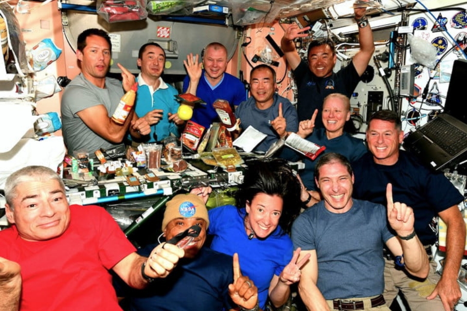 NASA mostra 11 astronautas da ISS reunidos para o jantar