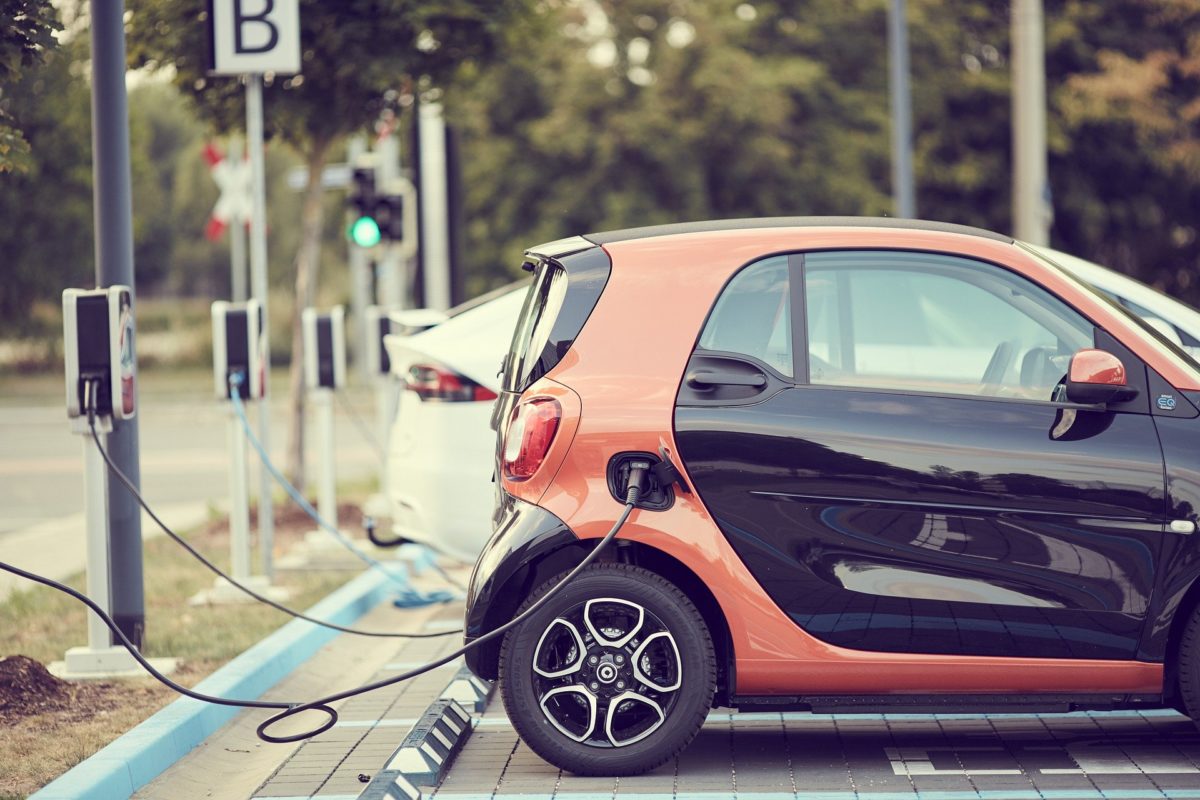 Carregar a bateria dos veículos elétricos é uma dor de cabeça para alguns motoristas.