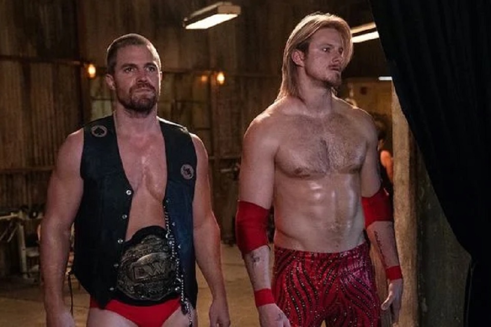 Heels Stephen Amell surge em trailer inédito de nova série; veja