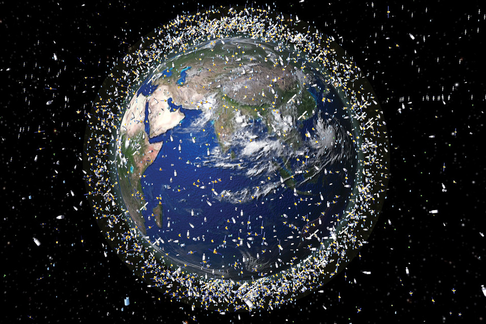 Toneladas de lixo espacial orbitam ao redor da Terra enquanto voc l esse artigo.