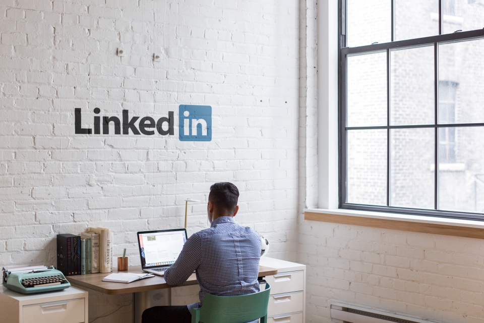 China notifica LinkedIn e outros apps por coleta ilegal de dados