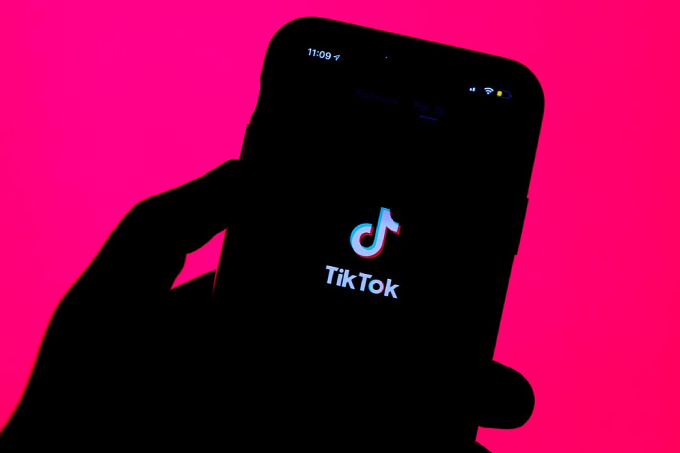 TikTok muda voz do efeito de texto em voz após ação judicial