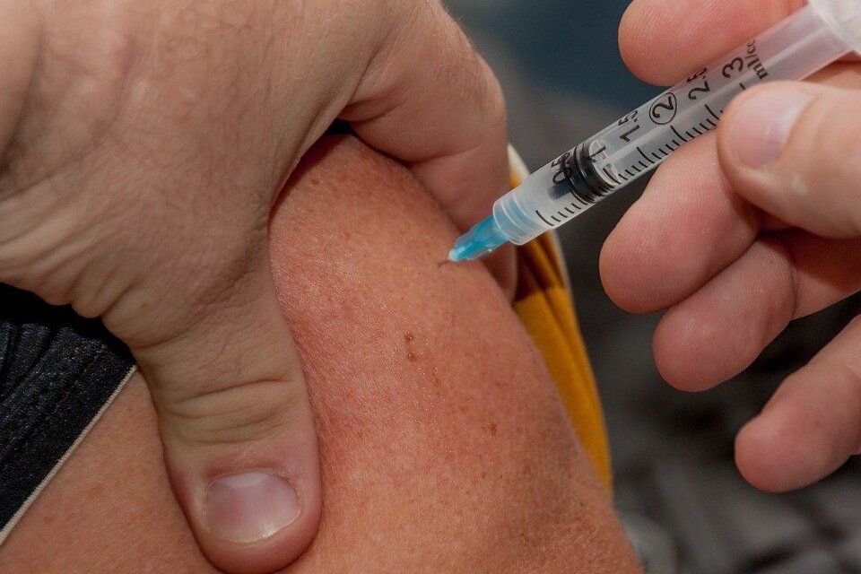 Por que a vacina é aplicada no braço?