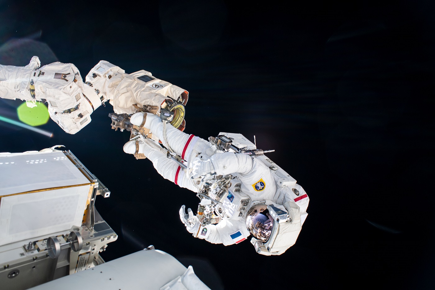 Astronautas instalam painéis solares na Estação Espacial Internacional
