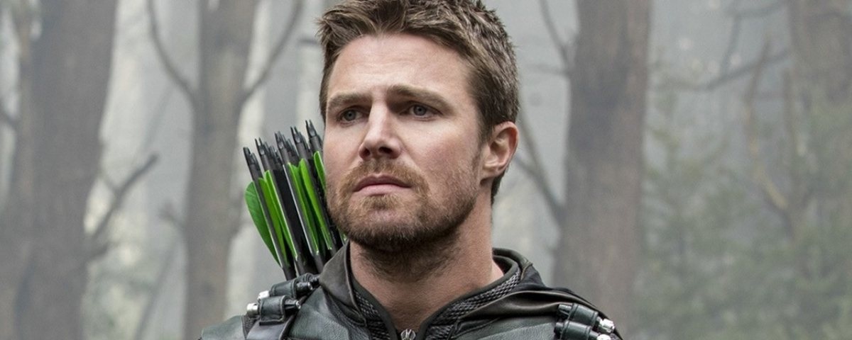 Imagem de: Stephen Amell, de Arrow, esclarece polêmica sobre discussão com esposa
