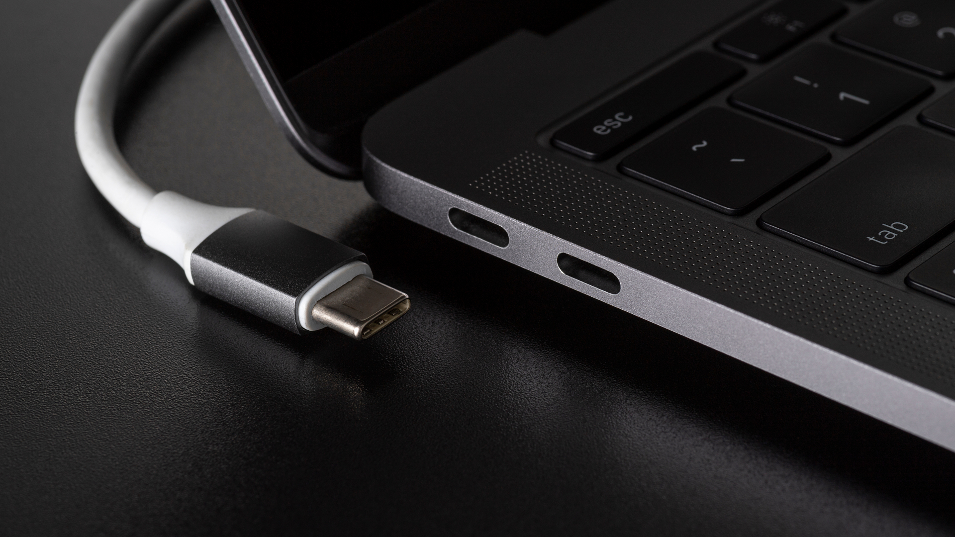 Cabos e portas USB-C estão presentes em muitos dispositivos modernos