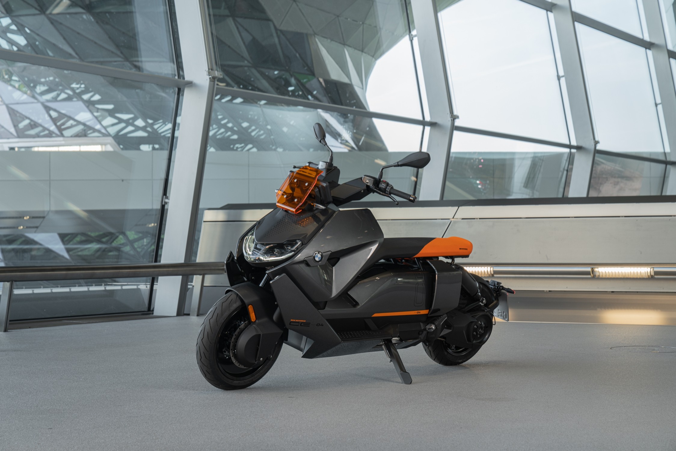 BMW lança scooter elétrica CE 04 com design futurista