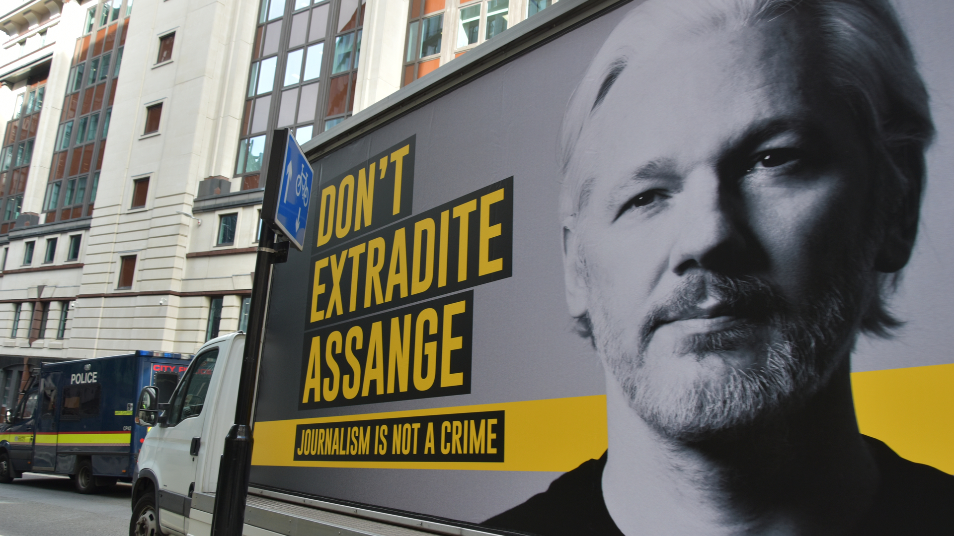 Justiça dos EUA promete não torturar Julian Assange após extradição