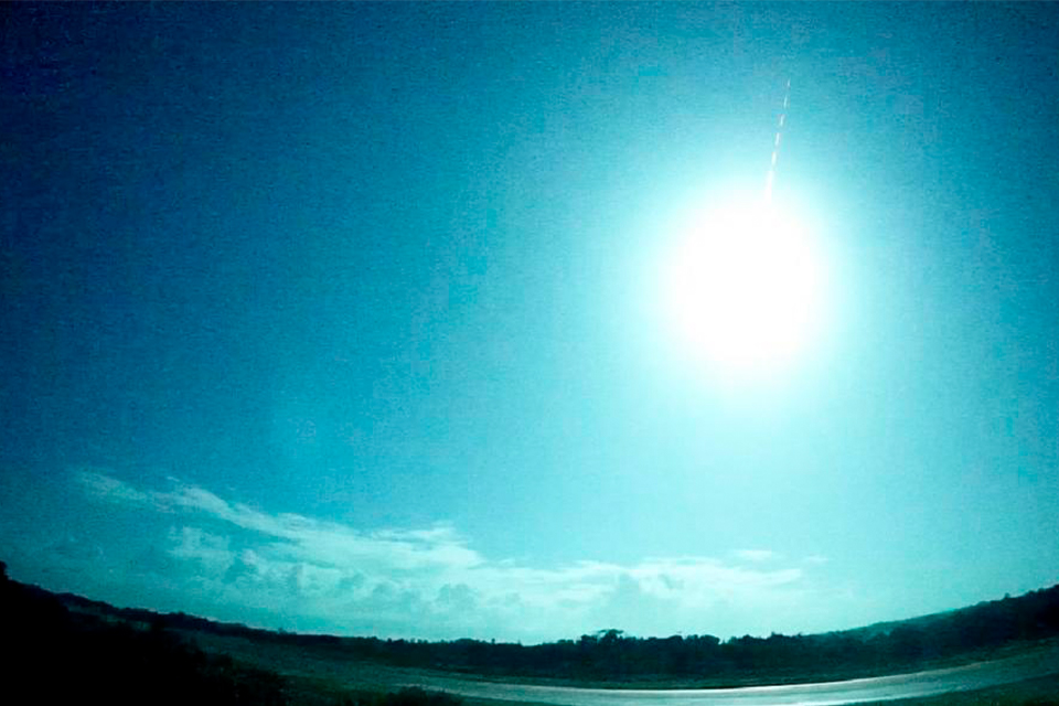 Câmeras registram meteoro explodindo no céu nesta semana