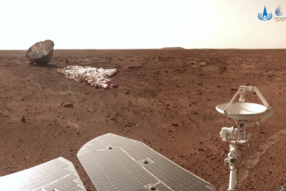Rover Zhurong encontra equipamentos usados no pouso em Marte