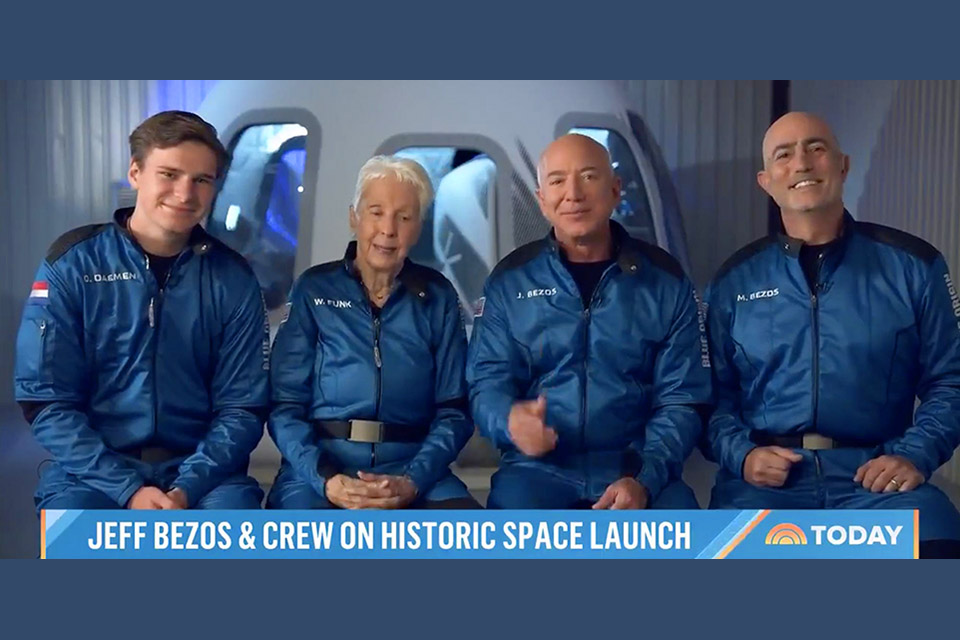 Jeff Bezos diz que bilionários não estão 'passeando' no espaço