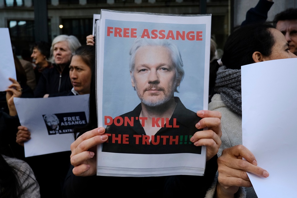 Julian Assange: ativista tem cidadania equatoriana revogada 