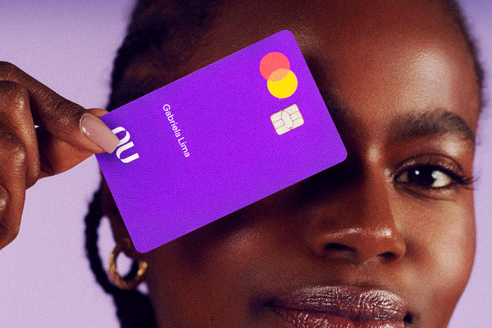 Nubank vai aumentar limite do cartão de quase todos os clientes