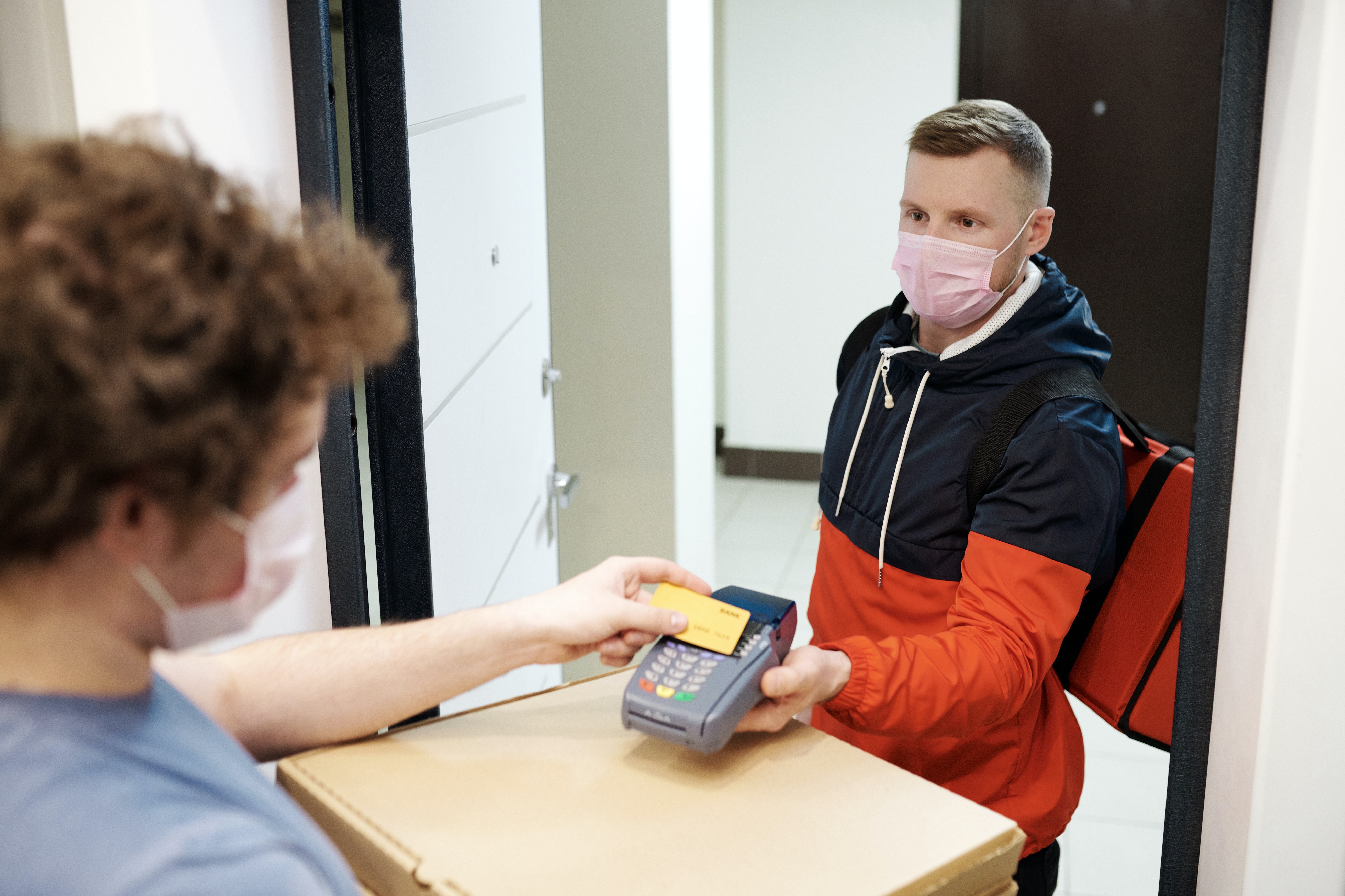 Procon-SP estuda proibir pagamento na entrega em compras por app