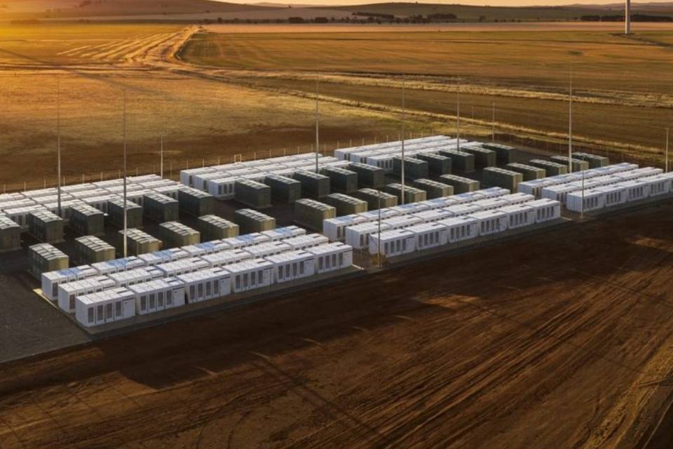 Bateria Tesla Megapack pega fogo na Austrália durante testes