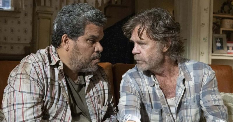 Luiz Guzmán como Mikey O'Shea em Shameless, ao lado do ator William H. Macy. (Showtime/Reprodução)