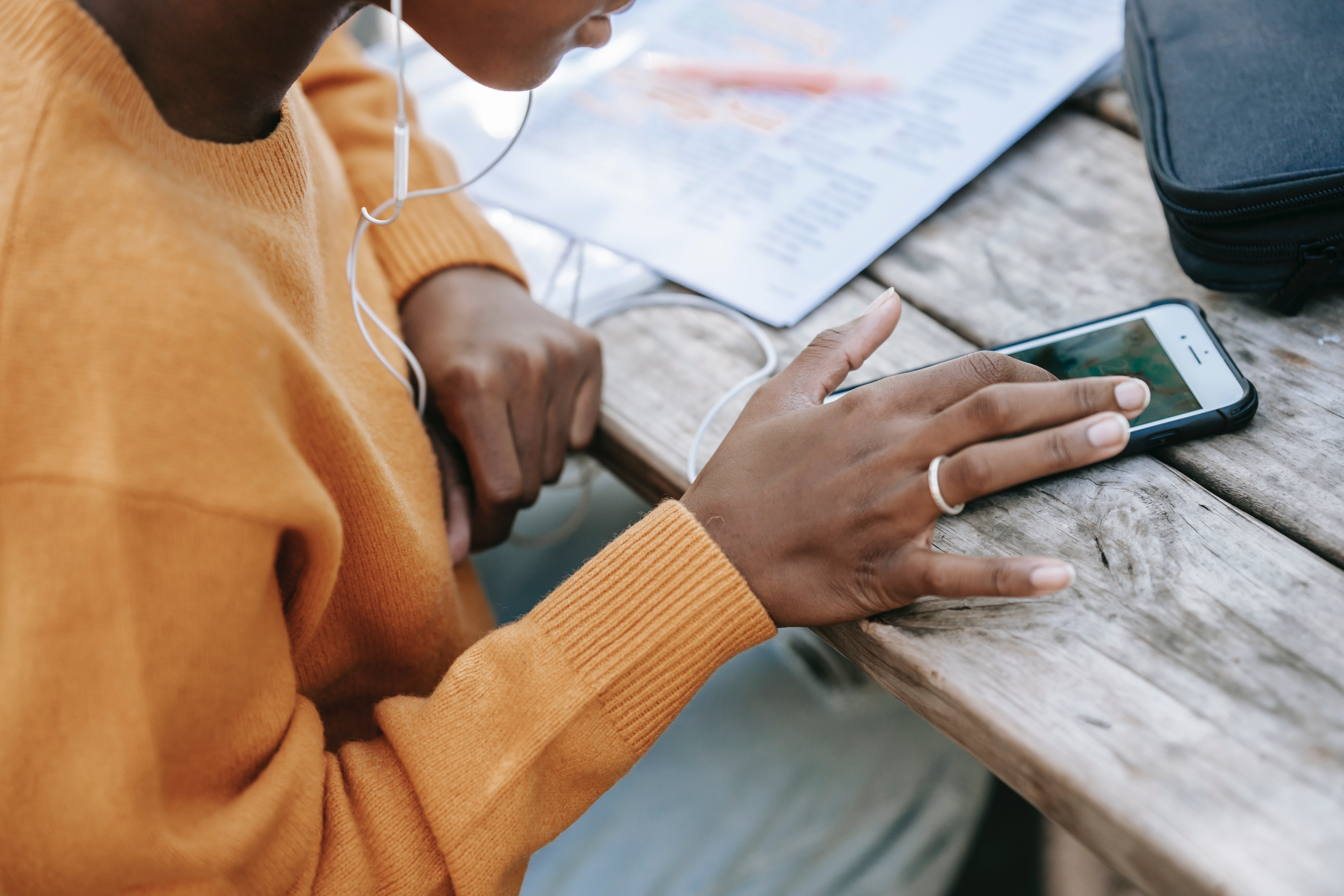 Maioria das crianças e jovens brasileiras das classes C e D usam o telefone celular apenas para acessar internet. (Fonte: Pexels/Charlotte May/Reprodução)