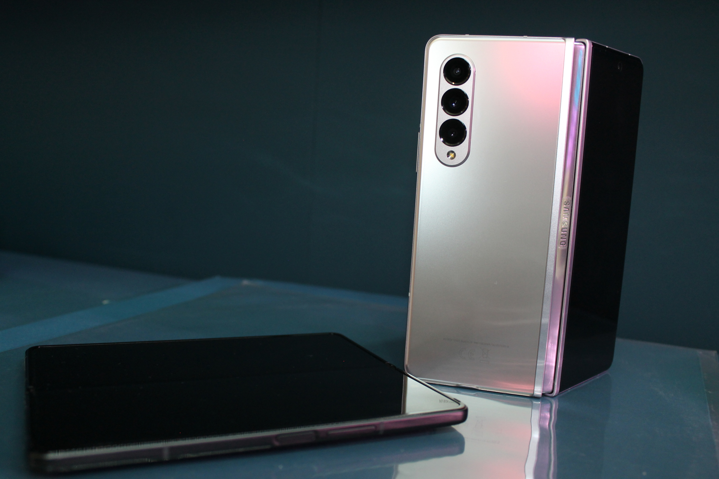 Imagem de: Galaxy Z Fold 3: Samsung anuncia dobrável com câmera 'invisível'