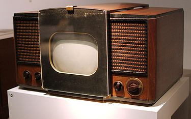 Primeiro televisor fabricado em série, o RCA 630-TS, em 1946. (Fonte: Wikipedia / Reprodução)
