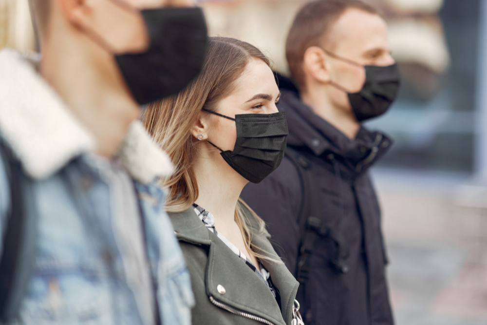 Populações não vacinadas prolongam pandemia, aponta estudo.