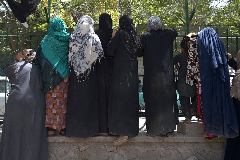 O Talibã controlou o Afeganistão entre 1996 e 2001, quando seguiu uma versão radical do islamismo nos costumes, vetando o consumo de álcool e livre circulação de mulheres. (Fonte: AFP/Reprodução)
