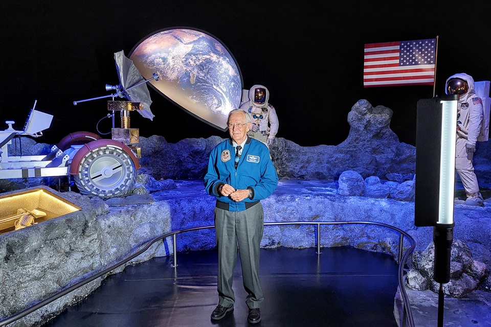 El astronauta que fue a la luna dice que no cree en regresar al satélite en 2024