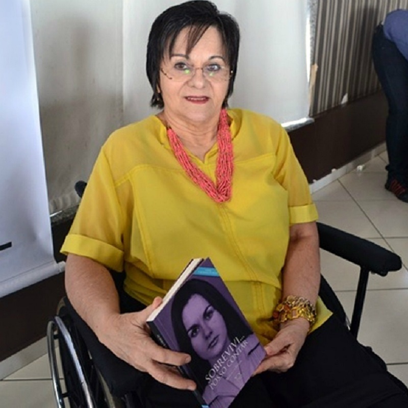 “Para evitar que as meninas molhassem a cama durante a noite, elas só podiam tomar água até a hora do almoço”, relembra Maria no livro. (Fonte: Ebiografia/Reprodução)