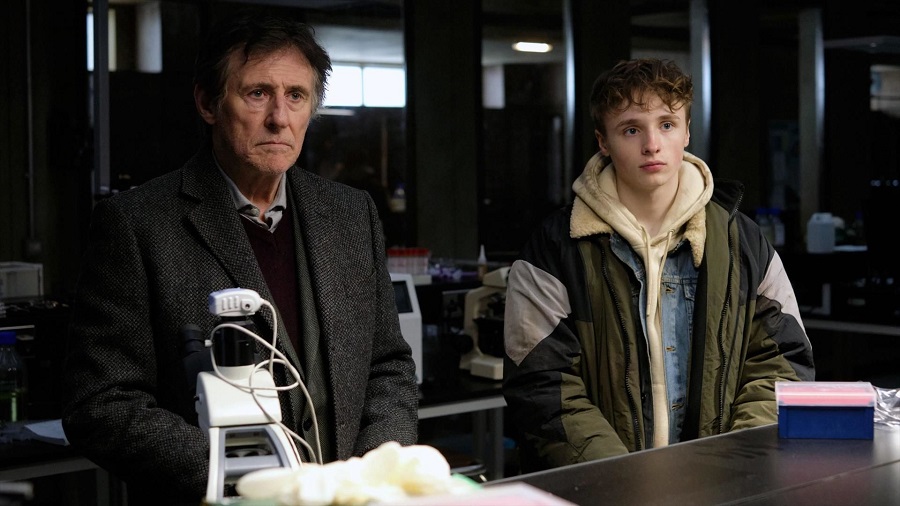 À direita, Ty Tennant como um dos Dead Boy Detective na série Doom Patrol. (HBO Max/Reprodução)